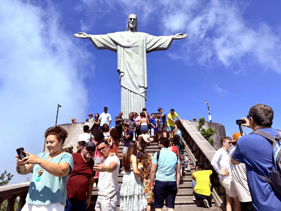 </who>The 30-metre-tall, art deco Christ the Redeemer statue atop Corcovado Mountain in the Tijuca Rainforest.